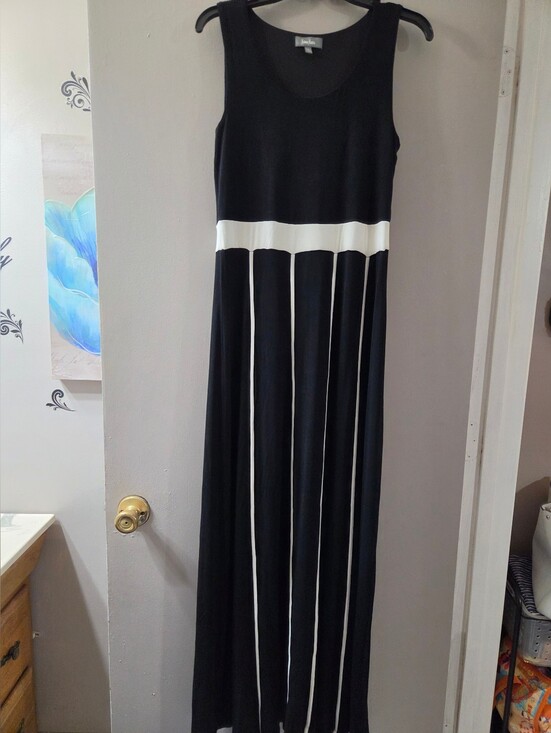 Neiman Marcus Dresses & Skirts - Neimun Marcus Elegant Black & White Sleeveless Maxi Dress. Sz M